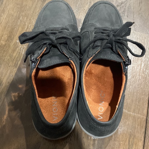 Vionic 7.5 Abigail women's  black tennis shoes with zippers weather resistant - Picture 3 of 13